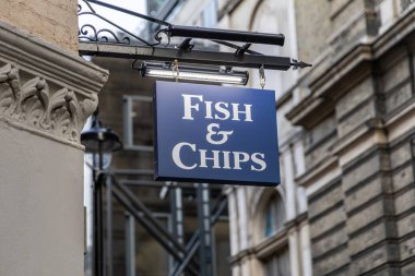 Yerel hazır yemek dükkanında balık ve patates kızartması tabelasını kapatın..