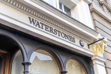 Londra, UK- 19 Eylül 2024: Waterstone kitapçısının önü. İngiliz perakendecisi.