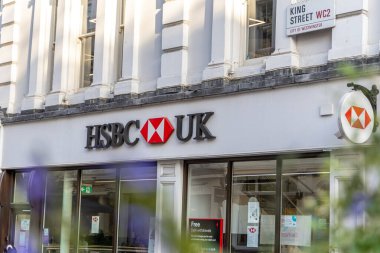 Londra, UK- 19 Eylül 2024: HSBC Bank 'ın logosu ve markası. HSBC Holding plc, çok uluslu bir İngiliz bankasıdır..