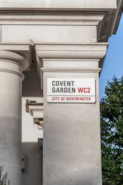 Londra, UK- 19 Eylül 2024: Covent Garden 'daki Bow Caddesi' ndeki bir binanın sokak adı tabelası, Londra 'nın barları, restoranları ve kafeleri ile ünlüdür..