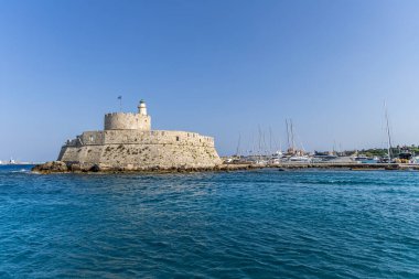 Rodos, Yunanistan - 9 Mayıs 2024: Rodos 'taki eski Mandraki liman girişi ve Rodos Heykeli manzarası.