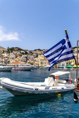 Symi, Yunanistan - 10 Mayıs 2024: Suriye adasındaki renkli evler köyü, Dodecanese Adası, Yunanistan.