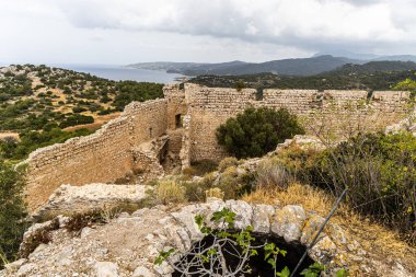 Yunanistan 'ın Rodos adasındaki Kritinia tepesindeki Kastelos kalesinin duvarları içinde.