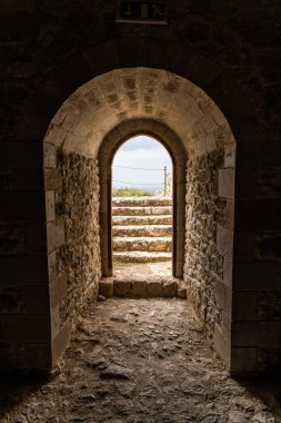 Yunanistan 'ın Rodos kentindeki Kritinia adasının tepesindeki Kastelos şatosunun koridor kapısı.