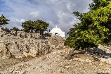 Yunanistan 'ın Rodos kıyısındaki Monolithos Kalesi yakınlarındaki Saint Panteleimon manzarası.