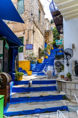 Symi, Yunanistan - 10 Mayıs 2024: Suriye şehir adasında mavi basamaklar, Dodecanese adaları, Simi.