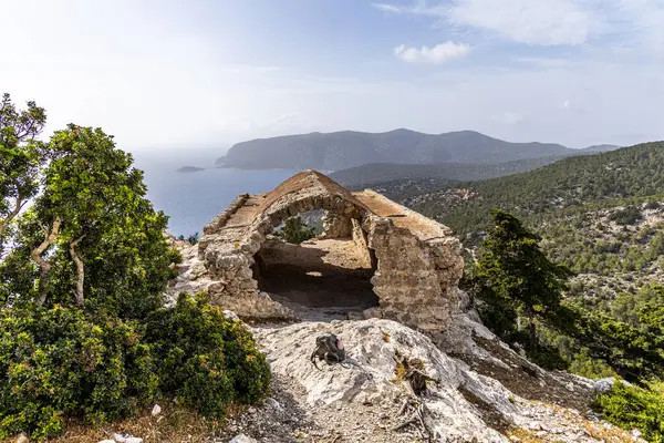 Monolithos Kalesi. 15. yüzyıldan kalma bir şatonun kalıntıları, deniz manzaralı bir uçurum üzerine inşa edilmiş..