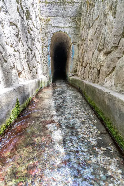 Yedi Pınar 'daki tünel ya da Rhodes Adası' ndaki Epta Piges Parkı.