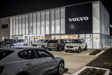 Bristol, İngiltere - 08 Şubat 2023: Volvo Galerisinin Gece Çekimi.
