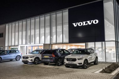 Bristol, İngiltere - 08 Şubat 2023: Volvo Galerisinin Gece Çekimi.