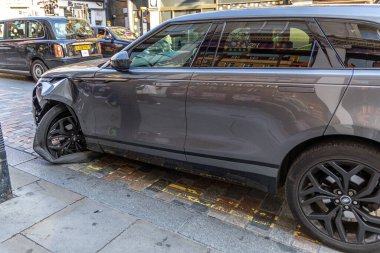 Londra, UK- 19 Eylül 2024: Hasarlı Range Rover önemli bir çarpışma sonucu Londra 'da şehir kazasının araç üzerindeki etkisini gösteriyor.