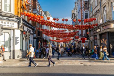 Londra, UK- 19 Eylül 2024: Kırmızı fenerlerle süslenmiş kalabalık Londra Çin Mahallesi, canlı kültürel atmosferi yakalıyor..