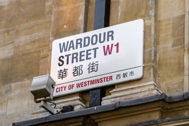 Londra, UK- 19 Eylül 2024: Wardour Street tabelası İngilizce ve Çince Westminster, Londra, W1, İngiltere 'de bir tuğla duvarda.