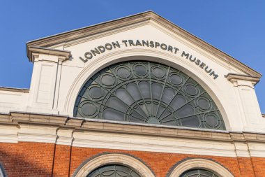 Londra, UK- 19 Eylül 2024: Londra Ulaştırma Müzesi, Londra 'da ulaşım tarihine adanmış bir müzedir..