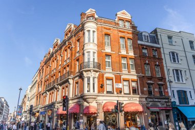 Londra, UK- 19 Eylül 2024: Rupert Caddesi 'nde klasik Londra mimarisi ve sokak sahnesi, tarihi tuğla binalar, hareketli dükkanlar ve hareketli sokak yaşamının yer aldığı.