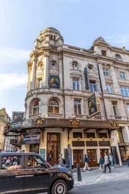 Londra, UK- 19 Eylül 2024: Londons Gielgud Tiyatrosu ve 'Juno and the Paycock' tanıtımı, tarihi mimariyi modern tiyatro sanatlarıyla harmanlıyor.