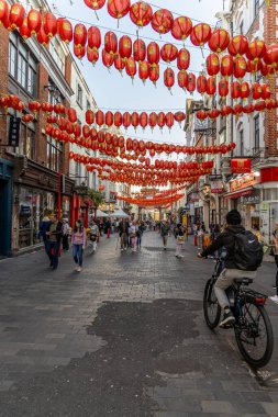 Londra, UK- 19 Eylül 2024: Londra Çin Mahallesi 'nde canlı bir sahne, fenerlerle süslenmiş ve insanlarla dolu..