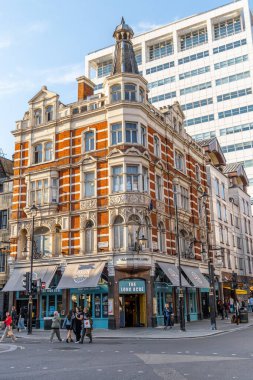 Londra, UK- 19 Eylül 2024: Londra 'nın merkezindeki The Long Acre' nin çarpıcı Viktorya tarzı mimarisi, şehir cazibesinin arka planında hareketli sokak aktivitesi.