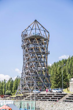 Strbske Pleso, Slovakya - 16 Temmuz 2023: The TATRAS TowER - Avrupa 'nın en yüksek binalarından biri olan 53 metre yüksekliğindeki Strbske Pleso Gölü.