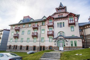 Strbske Pleso, Slovakya - 16 Temmuz 2023: Grand Hotel Kempinski Lisesi.