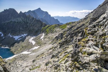 Güzel Vysne Wahlenbergovo pleso, Krivan in Furkotska dolina view from Bystre sedlo, Slovakya yüksek Tatra dağları. Harika hava ve mavi gökyüzü ile yaz manzarası.