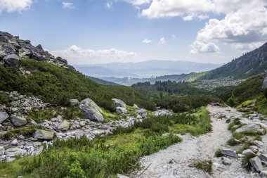 Waterfalll Skok Trail 'den. Taş yürüyüş yolu olan Mlynicka vadisi. Slovakya 'daki yüksek Tatras dağları