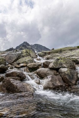 Kayalık dağların arasından akan Alman şelalesinin çarpıcı manzarası Ulusal Park Yüksek Tatra, Slovakya, Avrupa