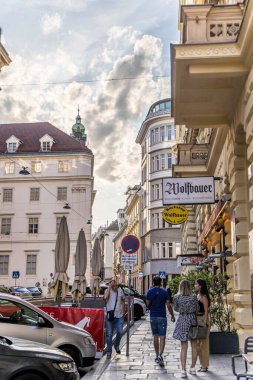 Viyana, Avusturya - 7 Temmuz 2023: Viyana şehir merkezinde tarihi binalarla yürüyen insanlar.