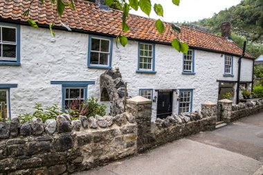 Çedar, UK- 4 Ağustos 2023: Gorge 'u ile ünlü ve dünyaca ünlü peynirin doğduğu yer olan Çedar en eski kır evi.