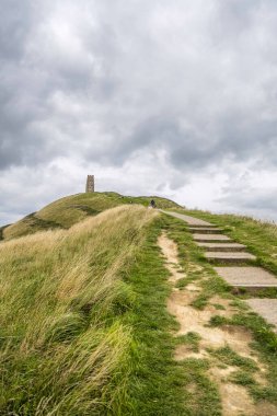 Glastonbury, UK- 4 Ağustos 2023: tepenin üstündeki Glastonbury Tor St Michaels Kulesi.