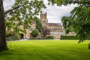 Wells, UK- 4 Ağustos 2023 Wells Katedrali ve Piskoposlar Sarayı.