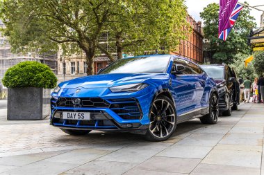 Londra, UK- 6 Ağustos 2023: Blue Lamborghini Ururs Connaught Oteli 'ne park etti.