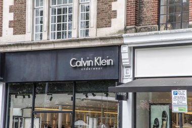 Londra, UK- 6 Ağustos 2023: Calvin Klein Londra 'da bir mağazanın önünde logo işareti. Moda ve giysi mağazası zinciri.