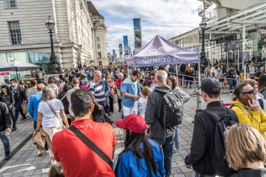 Londra, UK- 6 Ağustos 2023: Queens Walk gezinti güvertesinde yayalar. Thames Nehri Southbank yolundan Westminster Köprüsü 'nden Tower Köprüsü' ne kadar turistler ve ziyaretçiler için gezi.