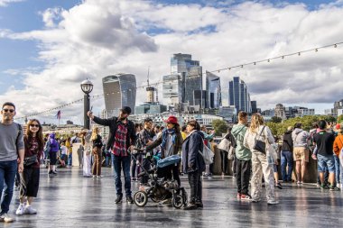 Londra, UK- 6 Ağustos 2023: Southbank 'ten Londra Bankacılık Bölgesi' ne insanların resimlerini yapıştırdığı bir manzara.