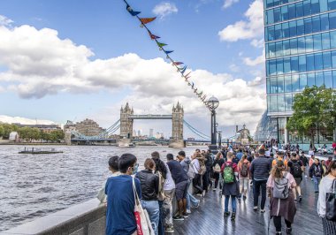 Londra, UK- 6 Ağustos 2023: İnsanlar Londra 'nın en ikonik köprülerinden birinin yürüyüş ve fotoğraflarını çekiyor.