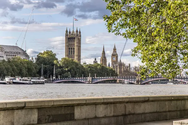 Londra, UK- 6 Ağustos 2023: Büyük Ben, Parlamento ve Lambeth Köprüsü.