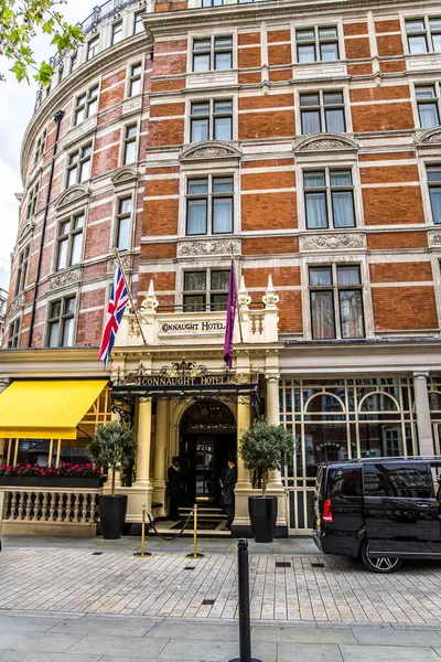 Londra, UK- 6 Ağustos 2023: Mayfair bölgesindeki Connaught Hotel beş yıldızlı lüks otel.