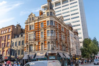 Londra, UK- 19 Eylül 2024: Londra 'nın merkezi sokak manzarası Long Acre' nin süslü fayı, hareketli bir günde şehir hayatını yakalıyor..