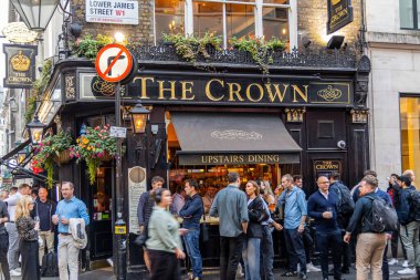 Londra, UK- 19 Eylül 2024: The Crown pub Lower James Street W1 klasik İngiliz barı akşam kalabalığıyla.