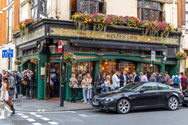Londra, UK- 19 Eylül 2024: St. James Londra 'da 25 King Caddesi' ndeki Altın Aslan Bar.