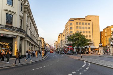 Londra, UK- 19 Eylül 2024: Londra 'dan Strand in Evening Light: İkonik Otobüsler Tarihi Batı Strand Mimarisini Geçtiler.