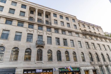 Londra, UK- 19 Eylül 2024: The Strand 'daki Altın Haç Evi: Merkezi Londra' daki Arched Windows, Pillars ve Historic Facade.