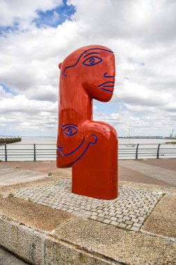 Portishead, UK- 10 Ağustos 2023: Meleklerin Kırmızı Yayı Portishead Marina 'nın Heykeli.