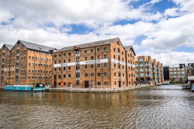 Gloucester, UK- 19 Ağustos 2023: Sharpness Kanalı 'ndaki Gloucester Limanı. Rıhtımda on beş Viktorya dönemi deposu var. Biddle deposu.