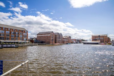 Gloucester, UK- 19 Ağustos 2023: Sharpness Kanalı 'ndaki Gloucester Limanı. Rıhtımda on beş Viktorya dönemi deposu bulunuyor.