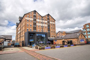 Gloucester, UK- 19 Ağustos 2023: Sharpness Kanalı 'ndaki Gloucester Limanı. Rıhtımda on beş Viktorya dönemi deposu bulunuyor.