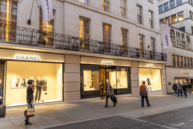 Londra, UK- 19 Eylül 2024: New Bond Caddesi Mayfair Chanel lüks vitrinleriyle kaplandı.