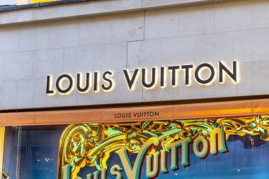 Londra, UK- 19 Eylül 2024: Louis Vuitton West End 'den lüks alışveriş.