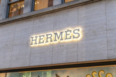 Londra, UK- 19 Eylül 2024: Hermes mağazası New Bond Caddesi, W1 taş cephe üzerinde parlayan tabela ve şık ekran.